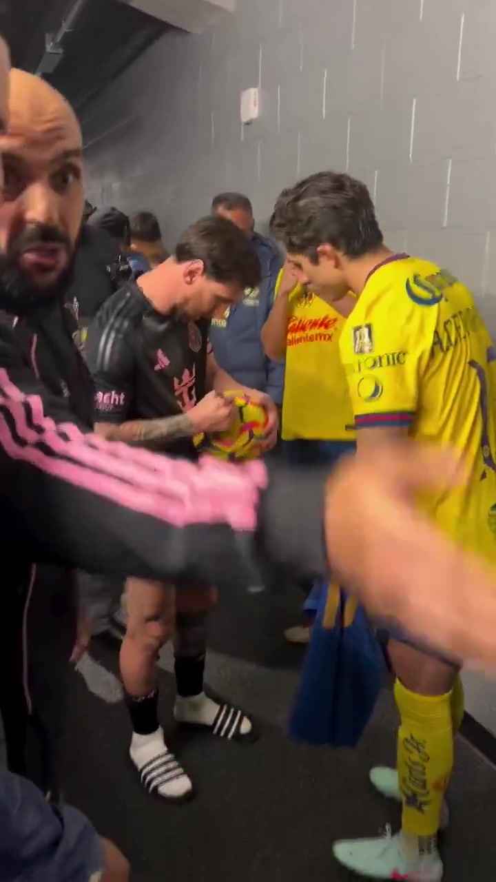 mk体育在线官网阿根廷5A景点！友谊赛之后，对方球员排队找梅西要签名