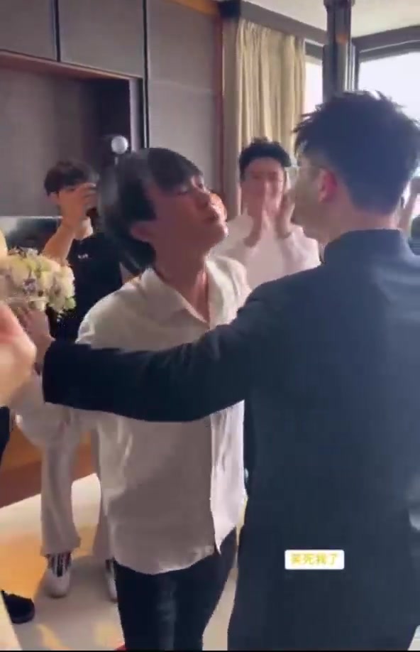 mk体育在线官网真好兄弟😄Uzi和aomimi补办婚礼 Ming当伴郎 亲吻乌兹侧脸