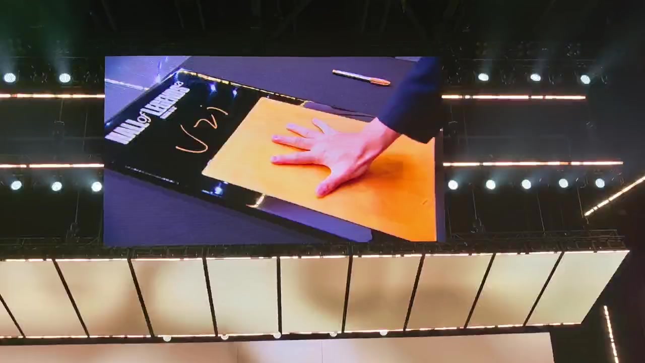 mk体育在线登录入口Uzi名人堂入选典礼现场照片：留下名人堂02号队服+手印记录👀